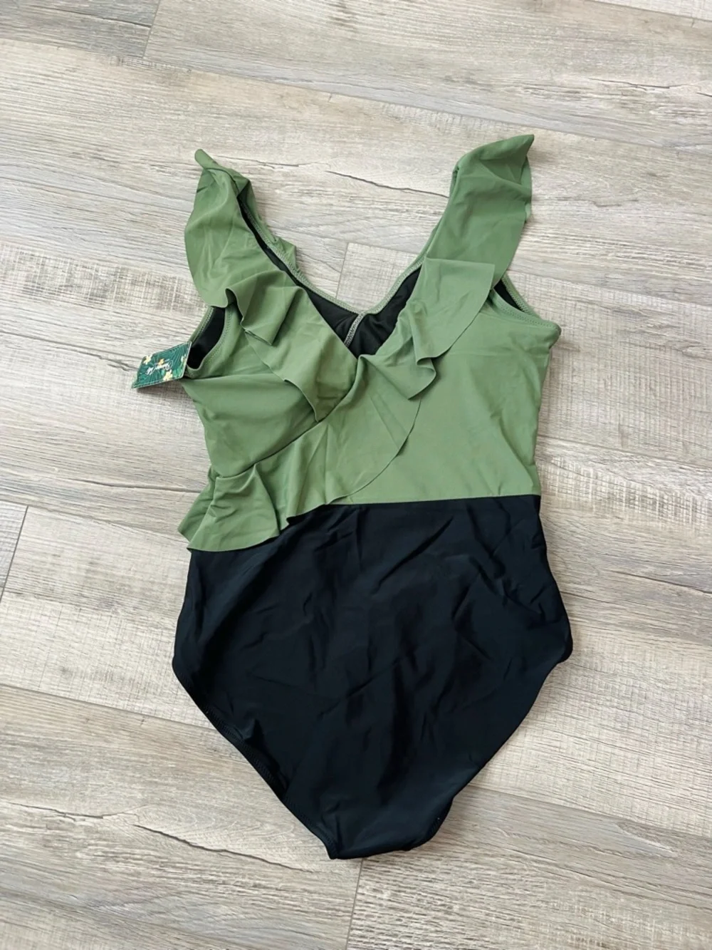 Blooming Jelly Ruffle Two-Tone One-Piece Swimsuit - Picture 4 of 4